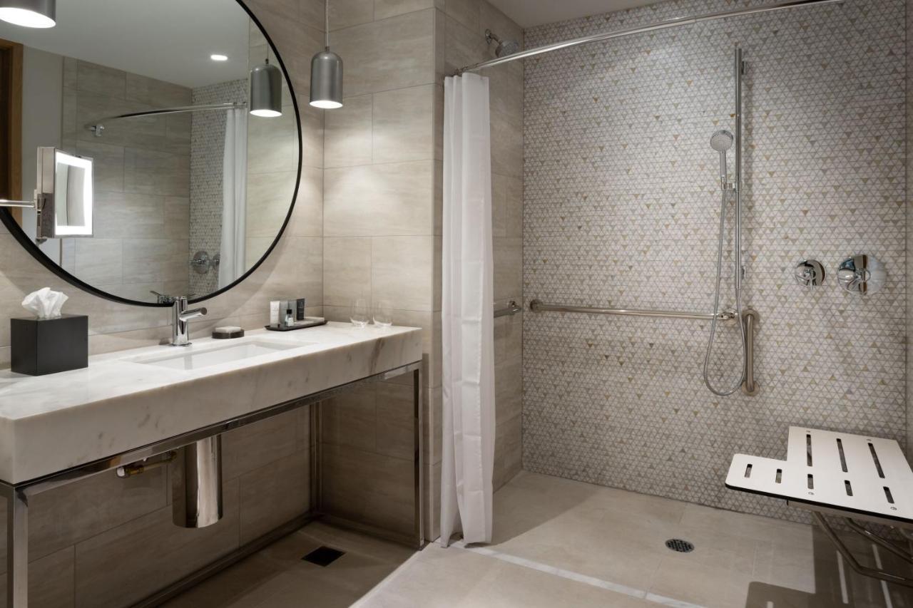 Superior Corner King Room Roll Shower Harbour View Mobility Hearing Accessible,1649083167:JPEG
