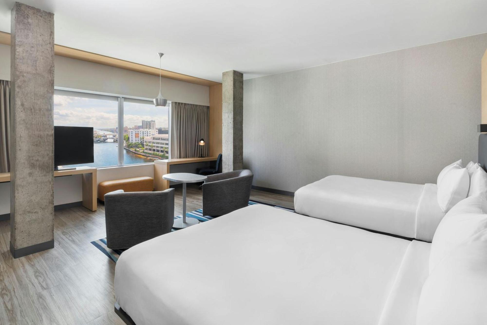 Queen Suite with Sofa Bed and City View - Mobility Accessible with Tub