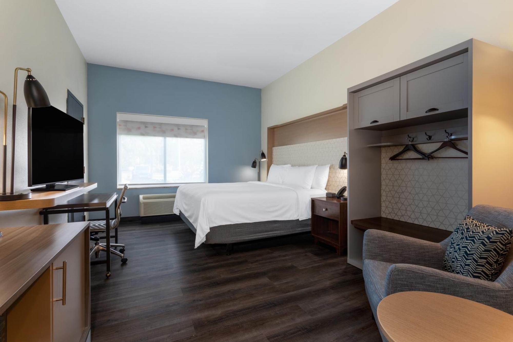 King Room Communication or Mobility Accessible Walk Shower
